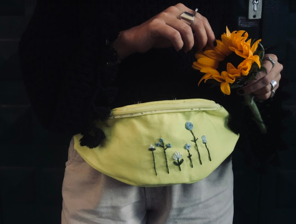 עדינה- תיקים ותכשיטים בעבודת יד פאוץ חבצלת - צהוב ממוחזר