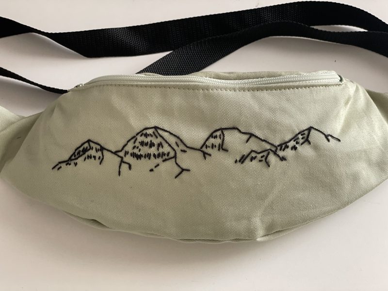 עדינה- תיקים ותכשיטים בעבודת יד פאוץ רקמת הרים ירוק ממוחזר