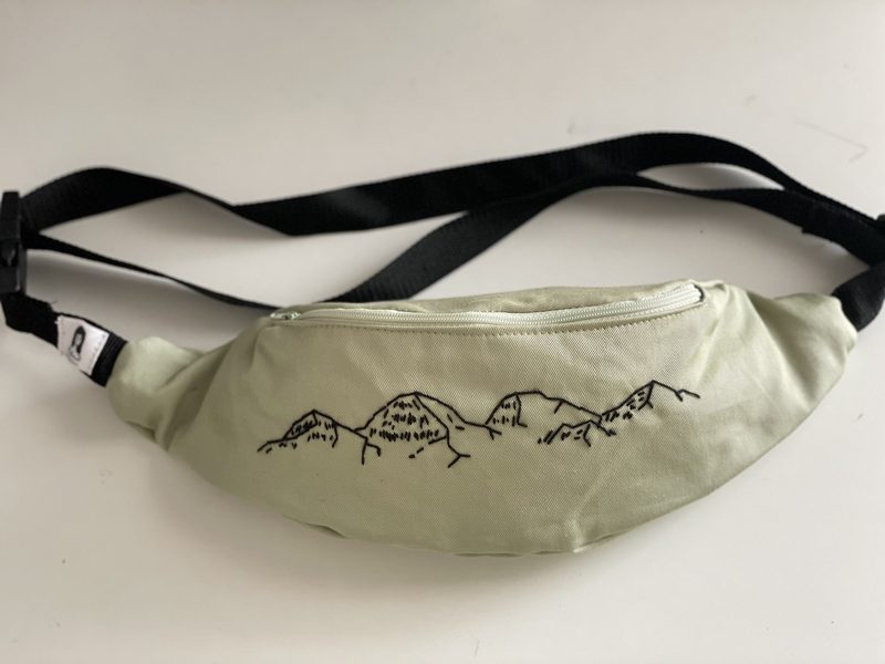 עדינה- תיקים ותכשיטים בעבודת יד פאוץ רקמת הרים ירוק ממוחזר