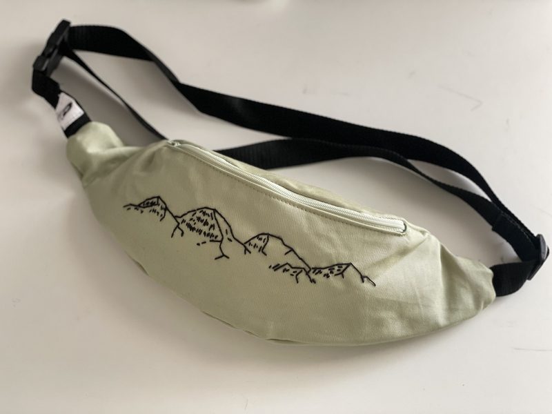 עדינה- תיקים ותכשיטים בעבודת יד פאוץ רקמת הרים ירוק ממוחזר