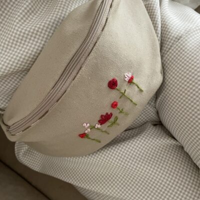 פאוץ רקמת פרחים בעבודת יד אדום בוהק