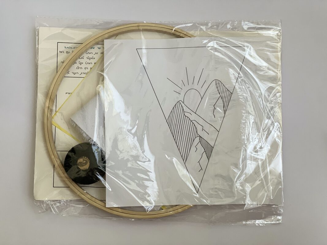 עדינה- תיקים ותכשיטים בעבודת יד ערכת רקמה ביתית קעקוע