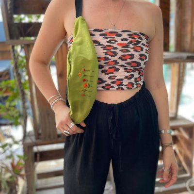 פאוץ רקמת פרחים בעבודת ידי ירוק