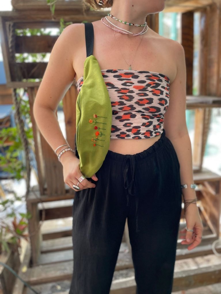 פאוץ רקמת פרחים בעבודת ידי ירוק