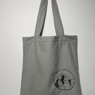 תיק צד אפור רקמת הרים בעבודת יד טוט בג