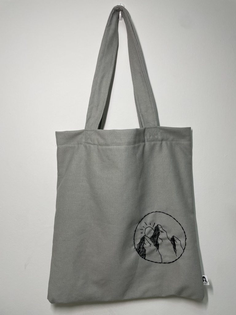 תיק צד אפור רקמת הרים בעבודת יד טוט בג