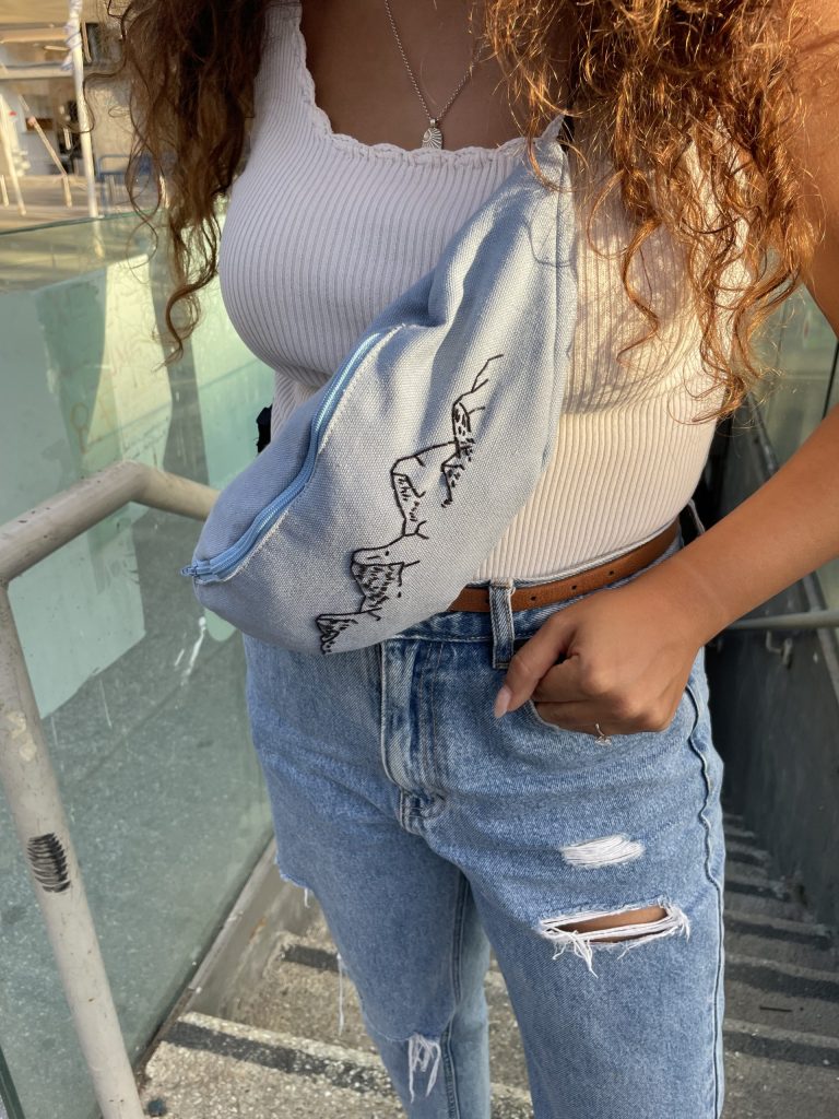 פאוץ תכלת בעבודת יד